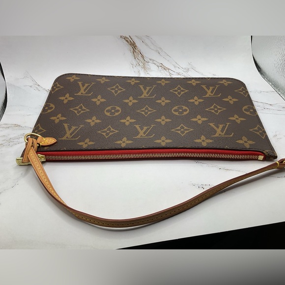 Louis Vuitton Neverfull Pouch - Picture 12 of 15